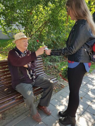 Voluntari de la Colegiul ”Mihai Eminescu” au împărțit flori persoanelor vârstnice din centrul Sucevei