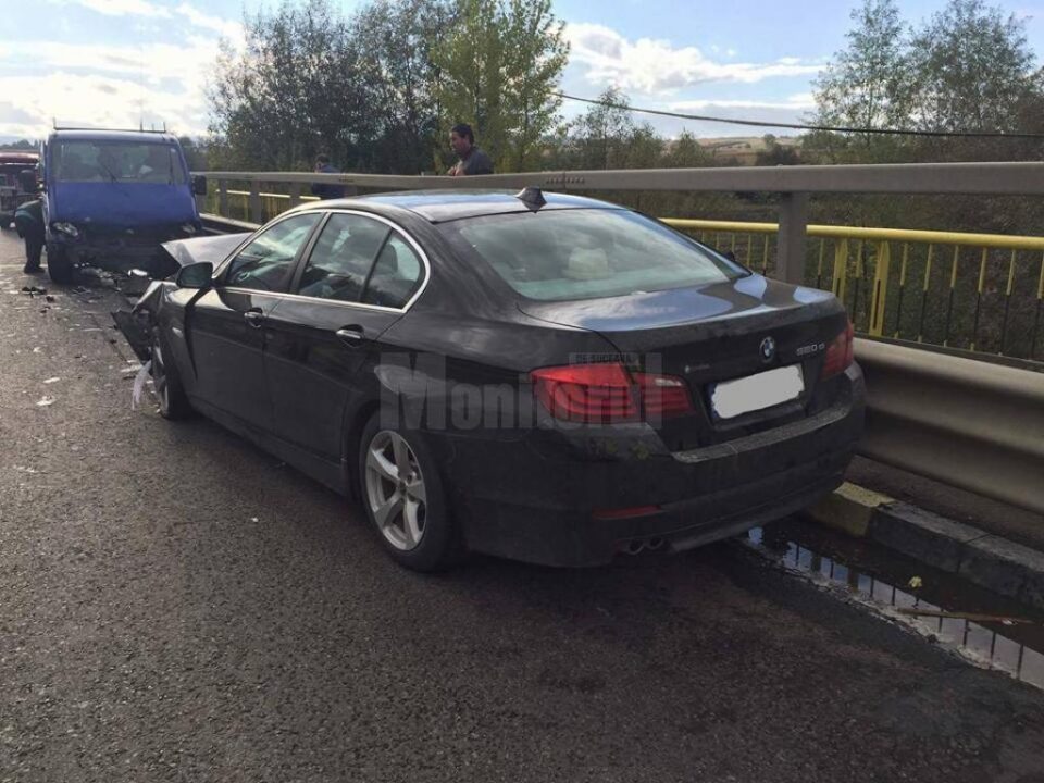 Accident cu trei răniți, după ce o autoutilitară a intrat într-un BMW, într-o depășire