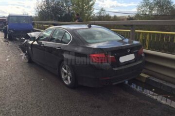 Accident cu trei răniți, după ce o autoutilitară a intrat într-un BMW, într-o depășire