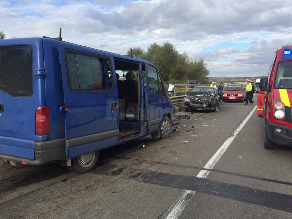 Accident cu trei răniți, după ce o autoutilitară a intrat într-un BMW, într-o depășire