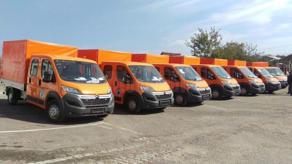 Mașinile au ajuns ieri la sediul Direcției Regionale de Drumuri de la Iași