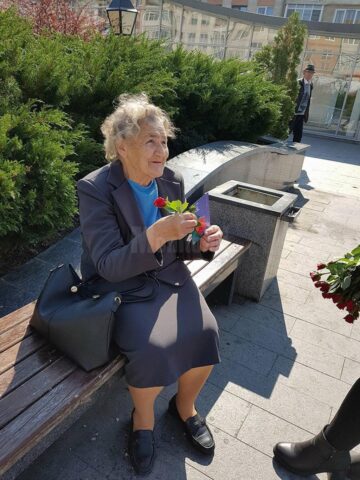 Voluntari de la Colegiul ”Mihai Eminescu” au împărțit flori persoanelor vârstnice din centrul Sucevei