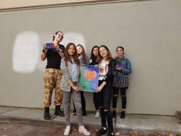 Voluntari de la Colegiul ”Mihai Eminescu” au împărțit flori persoanelor vârstnice din centrul Sucevei