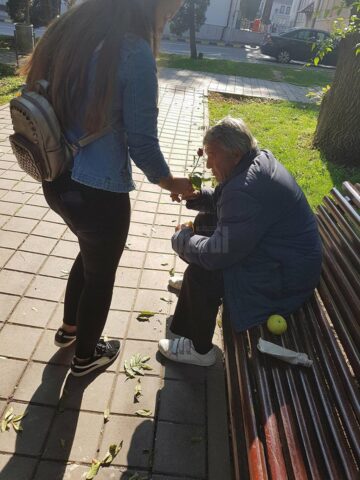 Voluntari de la Colegiul ”Mihai Eminescu” au împărțit flori persoanelor vârstnice din centrul Sucevei