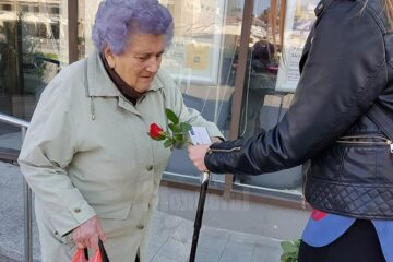 Voluntari de la Colegiul ”Mihai Eminescu” au împărțit flori persoanelor vârstnice din centrul Sucevei