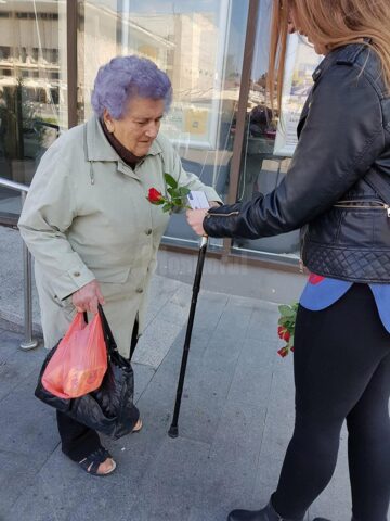 Voluntari de la Colegiul ”Mihai Eminescu” au împărțit flori persoanelor vârstnice din centrul Sucevei