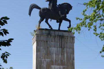 Monumentul ecvestru al domnitorului Ștefan cel Mare, de pe platoul Cetății de Scaun