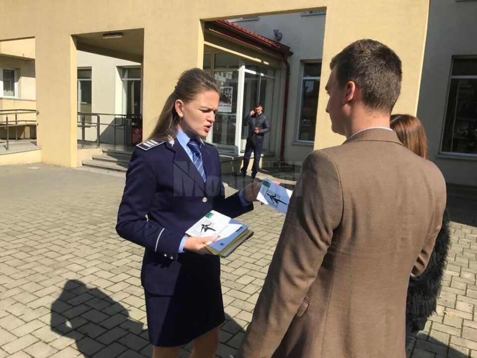 Polițiștii suceveni au organizat activități de prevenire și informare a studenților la debutul anului universitar Polițiștii suceveni au organizat activități de prevenire și informare a studenților la debutul anului universitar