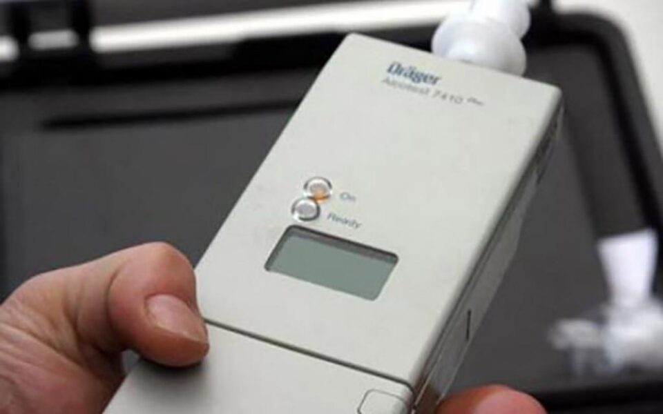 Polițistul a întocmit dosarul penal în baza indiciilor că șoferul era băut, adică a faptului că emana miros de alcool dar mai ales a faptului că a refuzat să sufle în etilotest. Foto: adevarul.ro