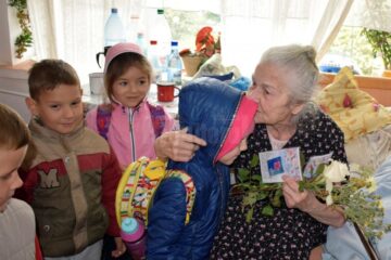 Flori, felicitări și alimente pentru bătrânii de la Centrul Social al Parohiei Ortodoxe II Dumbrăveni