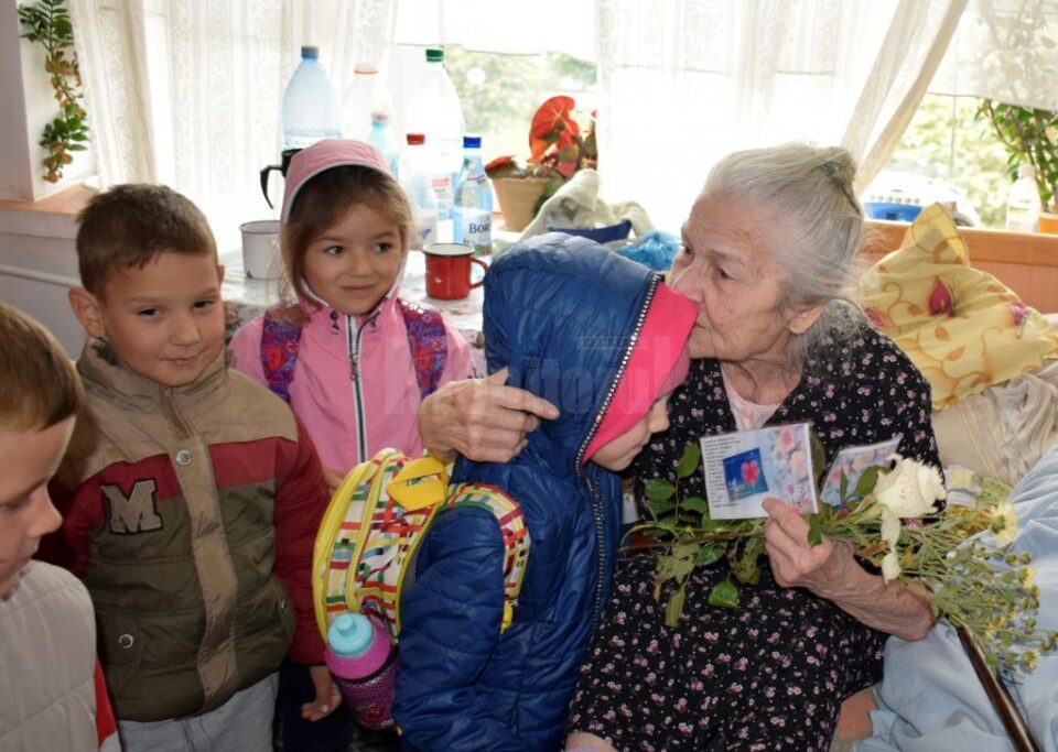 Flori, felicitări și alimente pentru bătrânii de la Centrul Social al Parohiei Ortodoxe II Dumbrăveni