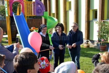 Reprezentanții finanțatorilor care au contribuit la realizarea acestui proiect, Asociația Graines de Joie și Fundația Air France, au venit din Franța să celebreze acest moment