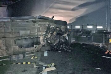 Accident cu doi morți, după ce o autoutilitară s-a zdrobit de un tir