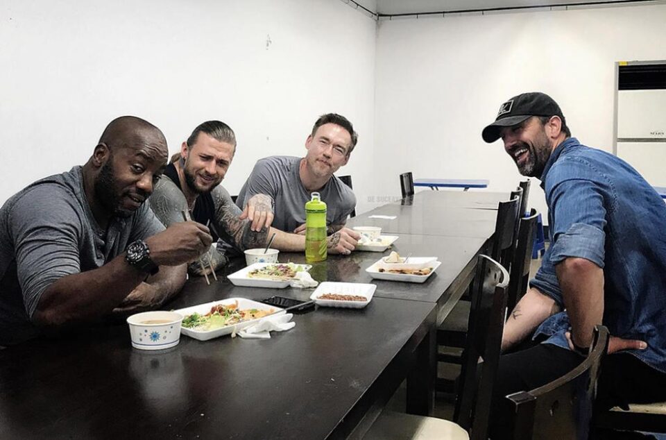 Liviu, într-o scurtă pauza de la filmări, alături de colegii de platou, Malik Yoba, Kevin Durand și Jeff Bosley