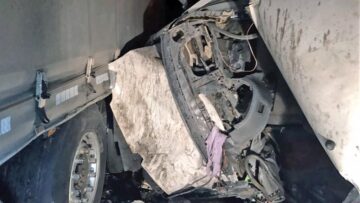 Doi oameni au murit după ce o autoutilitară s-a zdrobit de un tir