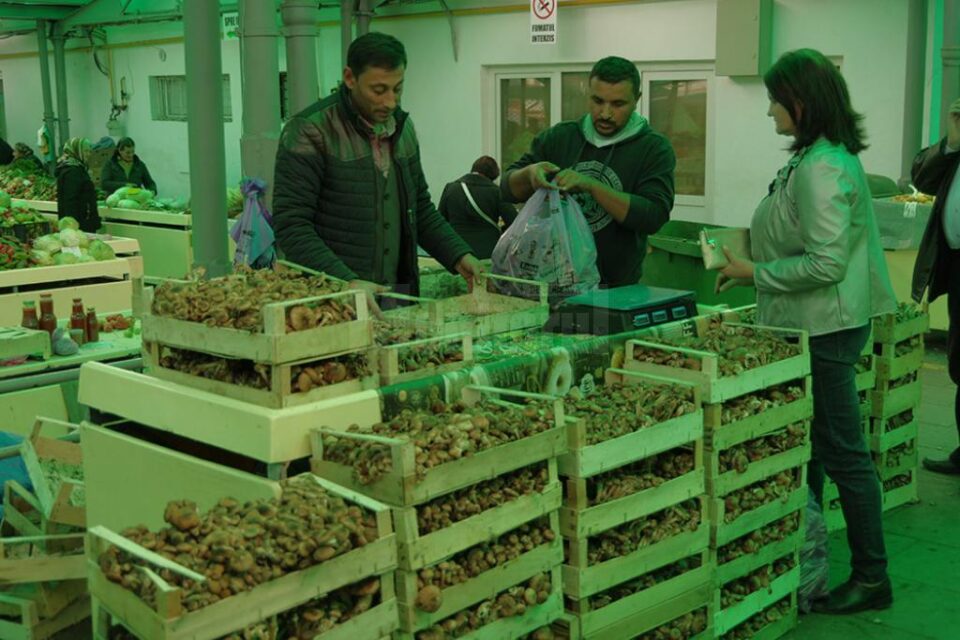 Toamna, ciupercile sunt din abundență la vânzare în piață