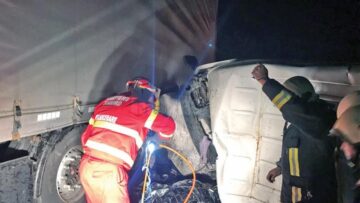Trupurilecelor doi au fost extrase cu greu dintre fiarele contorsionate de pompierii specialiști în descarcerare