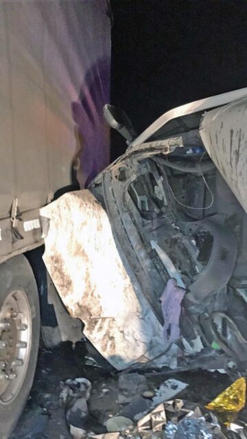Doi oameni au murit după ce o autoutilitară s-a zdrobit de un tir
