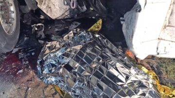 Doi oameni au murit după ce o autoutilitară s-a zdrobit de un tir