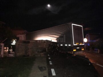 Doi oameni au murit după ce o autoutilitară s-a zdrobit de un tir