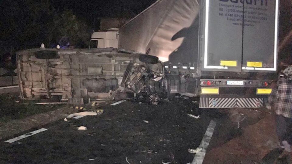Autoutilitara în care se aflau cei doi bărbați a pătruns pe contrasens, fiind zdrobită pur și simplu de tir Autoutilitara în care se aflau cei doi bărbați a pătruns pe contrasens, fiind zdrobită pur și simplu de tir