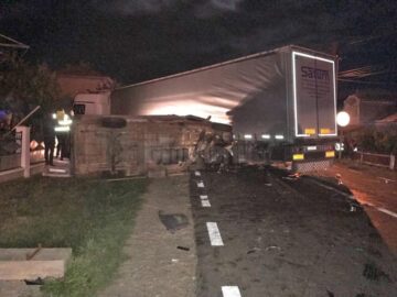 Doi oameni au murit după ce o autoutilitară s-a zdrobit de un tir