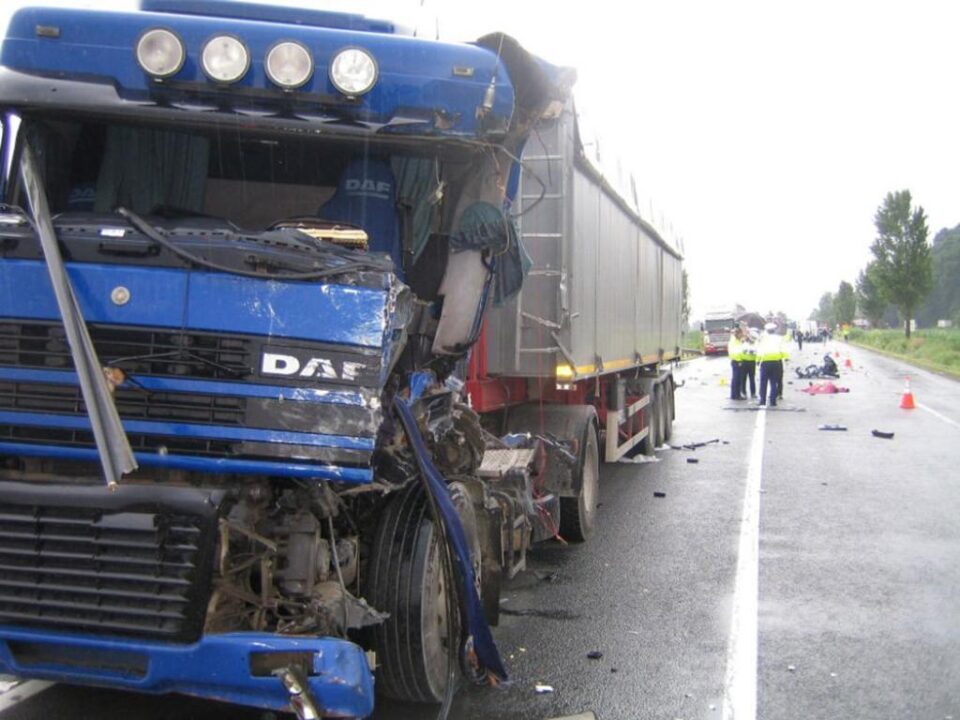 Tirul în care a intrat Ioan Corneliu Coroliuc după ce a adormit la volanul autoutilitarei. Foto: Ziarul de Bacău