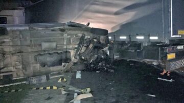 Doi oameni au murit după ce o autoutilitară s-a zdrobit de un tir