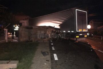 Autoutilitara s-a zdrobit de tir, vehiculul greu trecând peste mașina în care se aflau cei doi oameni care au murit și intrând pe contrasens, pana în curtea unei case
