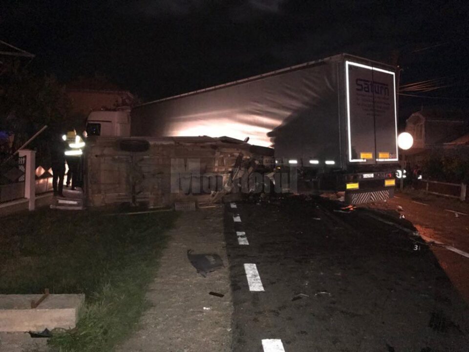 Autoutilitara s-a zdrobit de tir, vehiculul greu trecând peste mașina în care se aflau cei doi oameni care au murit și intrând pe contrasens, pana în curtea unei case