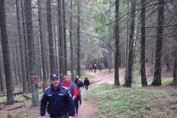 Copiii și însoțitorii lor au fost însoțiți spre șoseaua Transrarău, unde îi aștepta autocarul cu care grupul era venit pe munte