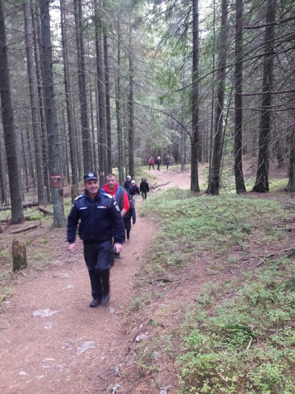 Copiii și însoțitorii lor au fost însoțiți spre șoseaua Transrarău, unde îi aștepta autocarul cu care grupul era venit pe munte