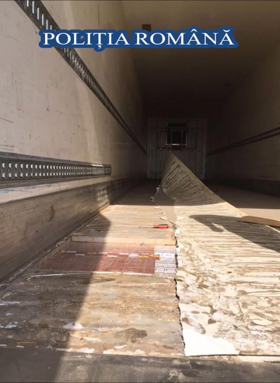 Captură de un milion de țigarete, dintr-un tir plecat de la Suceava
