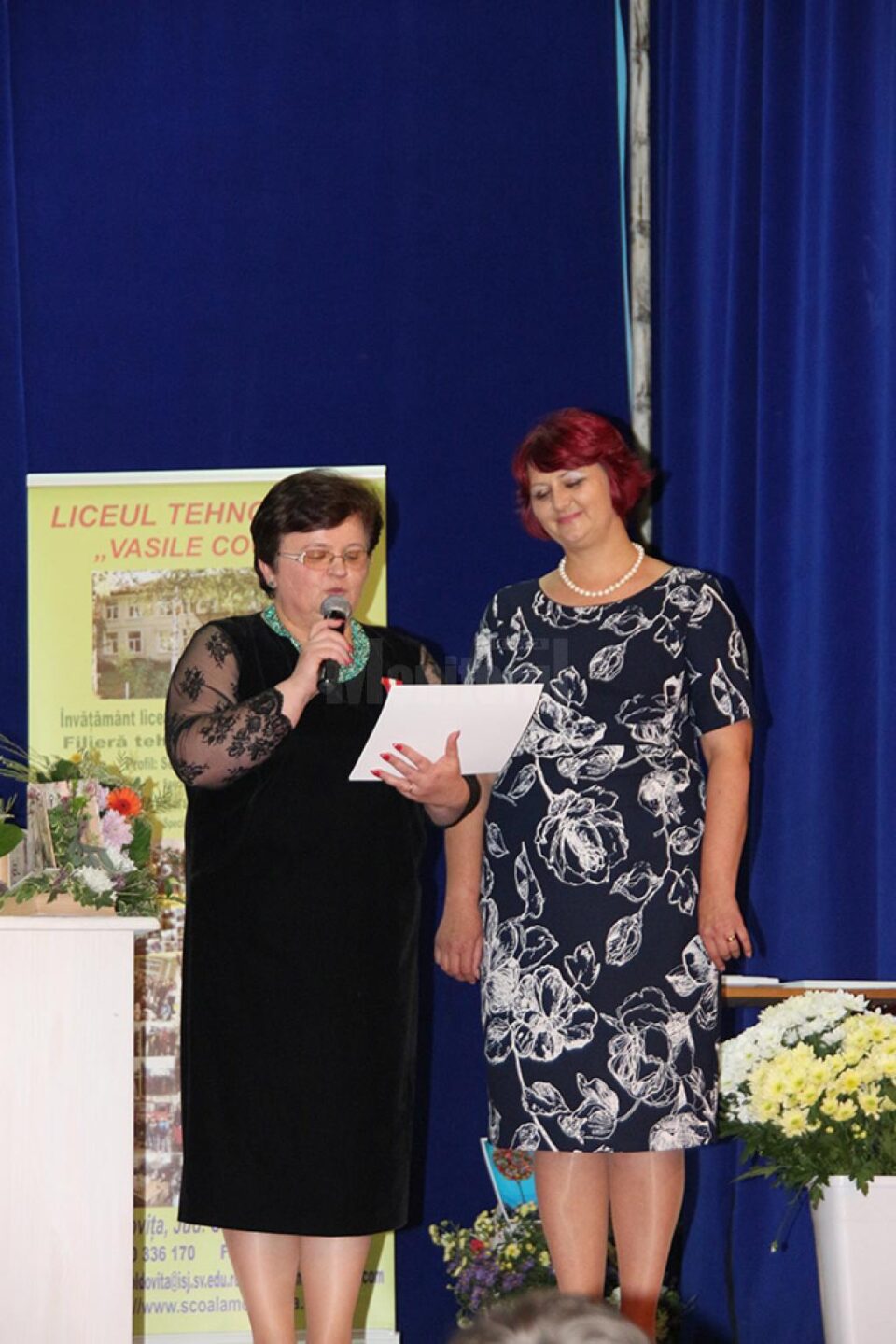Directorul Liceului Tehnologic „Vasile Cocea” Moldovița, prof. Daniela Ceredeev, și directorul adjunct, prof. Diana Elena Priscorneac Belei