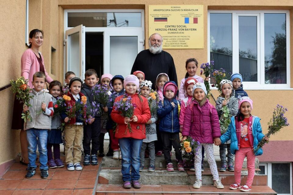 Flori, felicitări și alimente pentru bătrânii de la Centrul Social al Parohiei Ortodoxe II Dumbrăveni