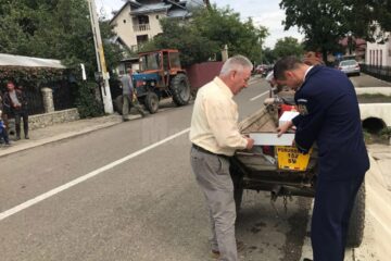 Plăcuțele reflectorizante au fost montate pe loc, în trafic