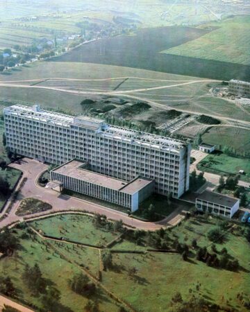 Spitalul Județean Suceava și primele fundații pentru construirea Liceului Sanitar, într-o vedere aeriană din anul 1976. În spate se vede noua Școala Generală Nr. 4, deja ridicată