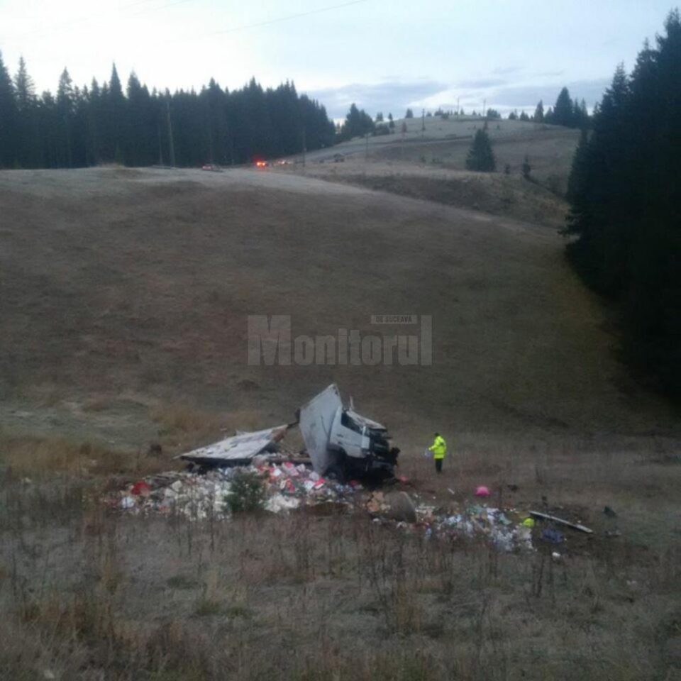 Camionul răsturnat sâmbătă a fost distrus în totalitate, iar marfa s-a împrăștiat pe o rază de câteva zeci de metri