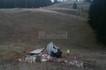 Camionul răsturnat sâmbătă a fost distrus în totalitate, iar marfa s-a împrăștiat pe o rază de câteva zeci de metri