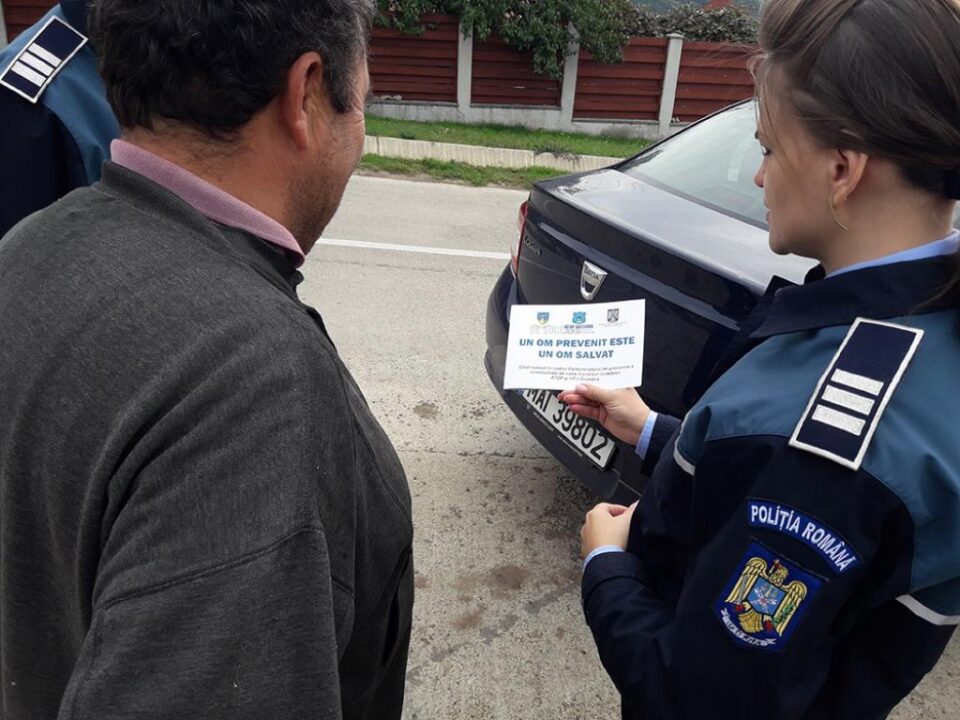 Polițiștii le-au vorbit oamenilor din Șcheia despre măsurile pe care trebuie să le ia pentru a preveni furturile