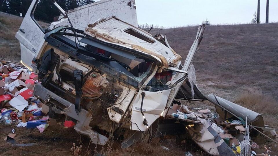 Un camion cu marfă s-a făcut praf într-o râpă