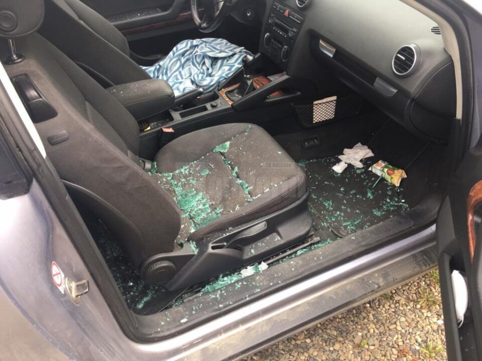 Mașina unei polițiste de frontieră, distrusă cu un topor