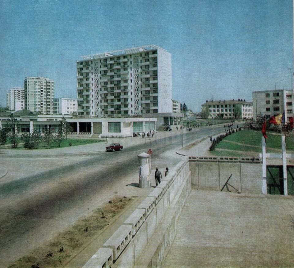 Blocul Lamă din cartierul Areni, construit pe piloți din beton, în apropierea albiei pârâului care curgea cândva prin zonă Blocul Lamă din cartierul Areni, construit pe piloți din beton, în apropierea albiei pârâului care curgea cândva prin zonă