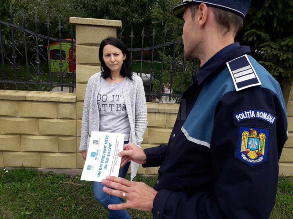 Polițiștii le-au vorbit oamenilor din Șcheia despre măsurile pe care trebuie să le ia pentru a preveni furturile