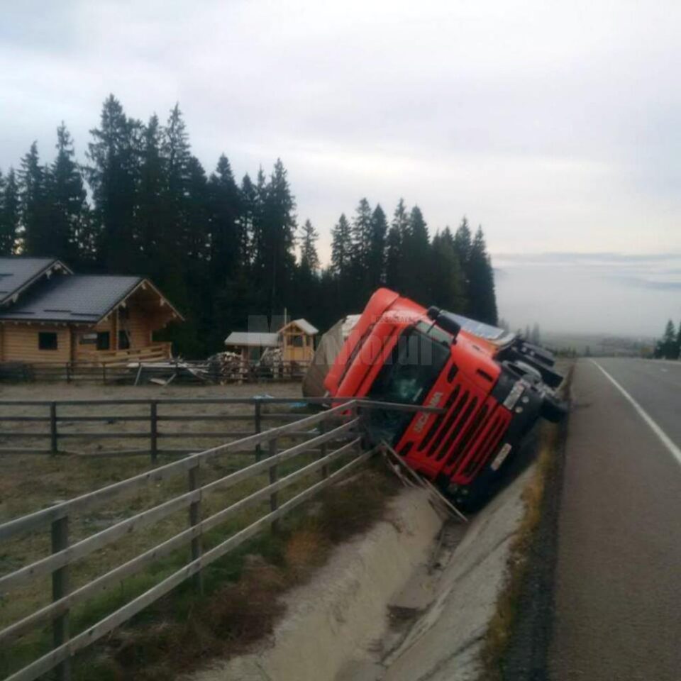 Tirul răsturnat vineri pe DN 17
