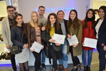 Dumitru Parasca, leasing manager, și Andreea Cornea, marketing manager, împreună cu câștigătorii concursului