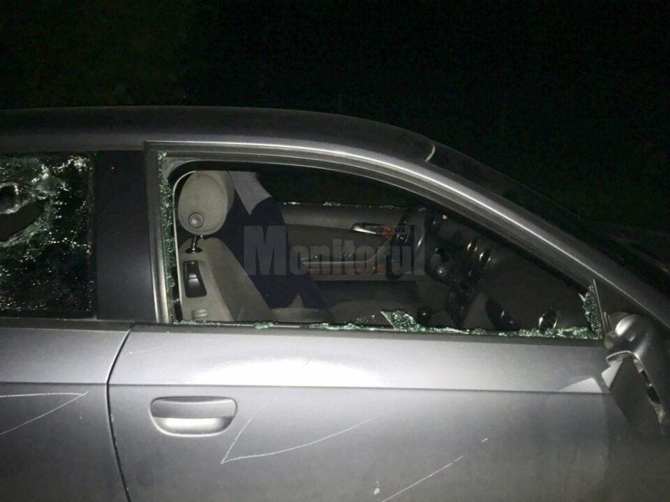 Mașina unei polițiste de frontieră, distrusă cu un topor