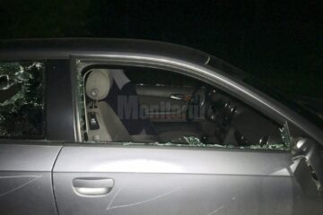 Mașina unei polițiste de frontieră, distrusă cu un topor