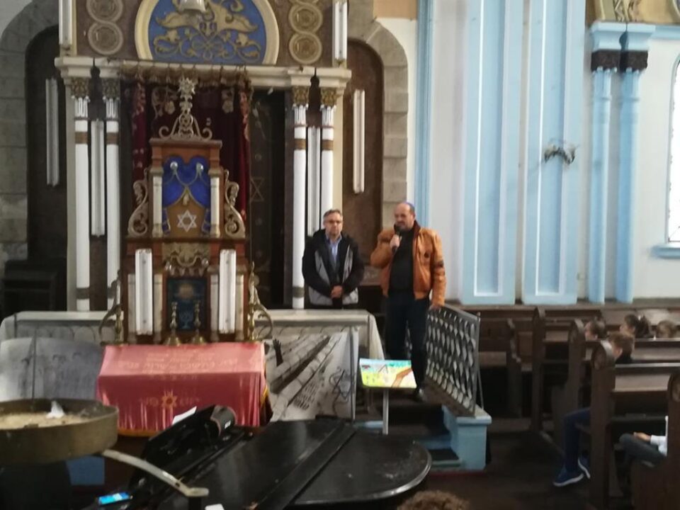 Despre însemnătatea momentului au luat cuvântul istoricul Daniel Hrenciuc și președintele Comunității Evreiești din Rădăuți, Igo Sigi Koffler Despre însemnătatea momentului au luat cuvântul istoricul Daniel Hrenciuc și președintele Comunității Evreiești din Rădăuți, Igo Sigi Koffler