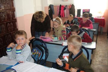 În clasele simultane se pune accent pe activitatea independentă